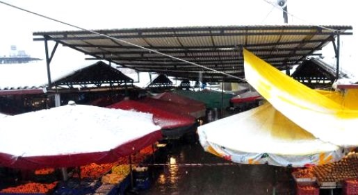 pazar-yerindeki-tente-kardan-coktu - Manisa'nın Soma ilçesinde zaman zaman etkisini arttıran kar yağışı, ilçe merkezindeki pazar yerinin üstünü kaplayan eternite zarar vererek çökmelere neden oldu.
