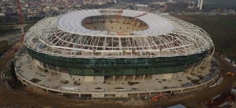 sayili-gunler-kaldi - BURSA Büyükşehir Belediyesi'nin yaptırdığı ve membran kaplama çatısı tamamlanmak üzere olan Timsah Arena'da bu ay içinde Timsah kafasının montajına başlanacağı bildirildi.